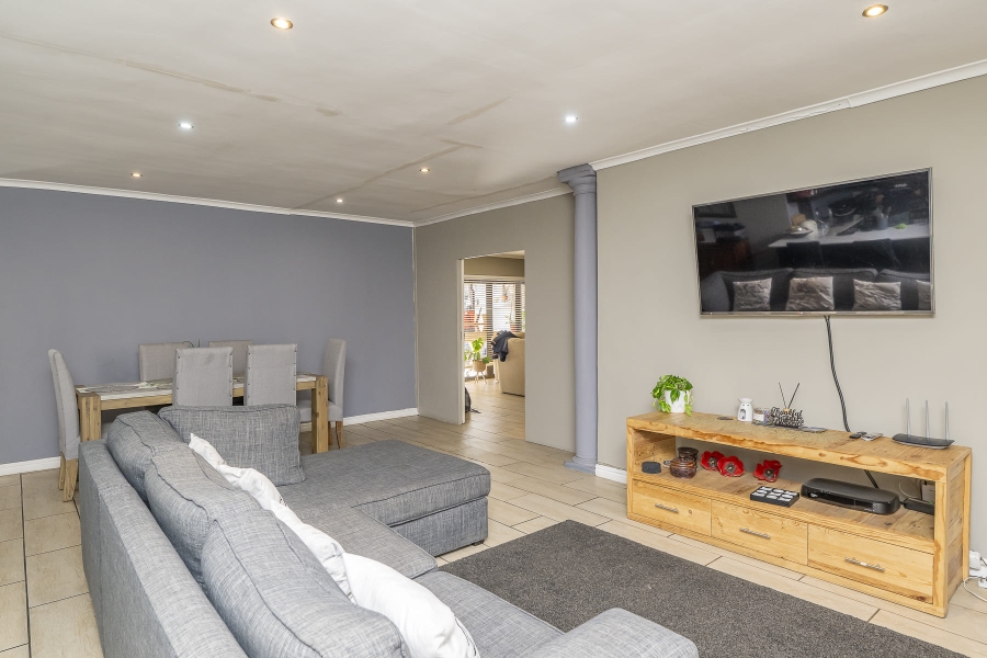 3 Bedroom Property for Sale in Uitzicht Western Cape
